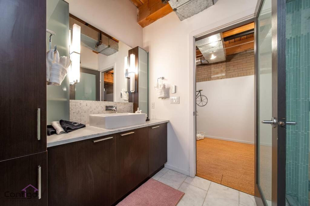 Historic Jd Loft, Near Ice District, Rogers Place, Ug Parking エドモントン エクステリア 写真