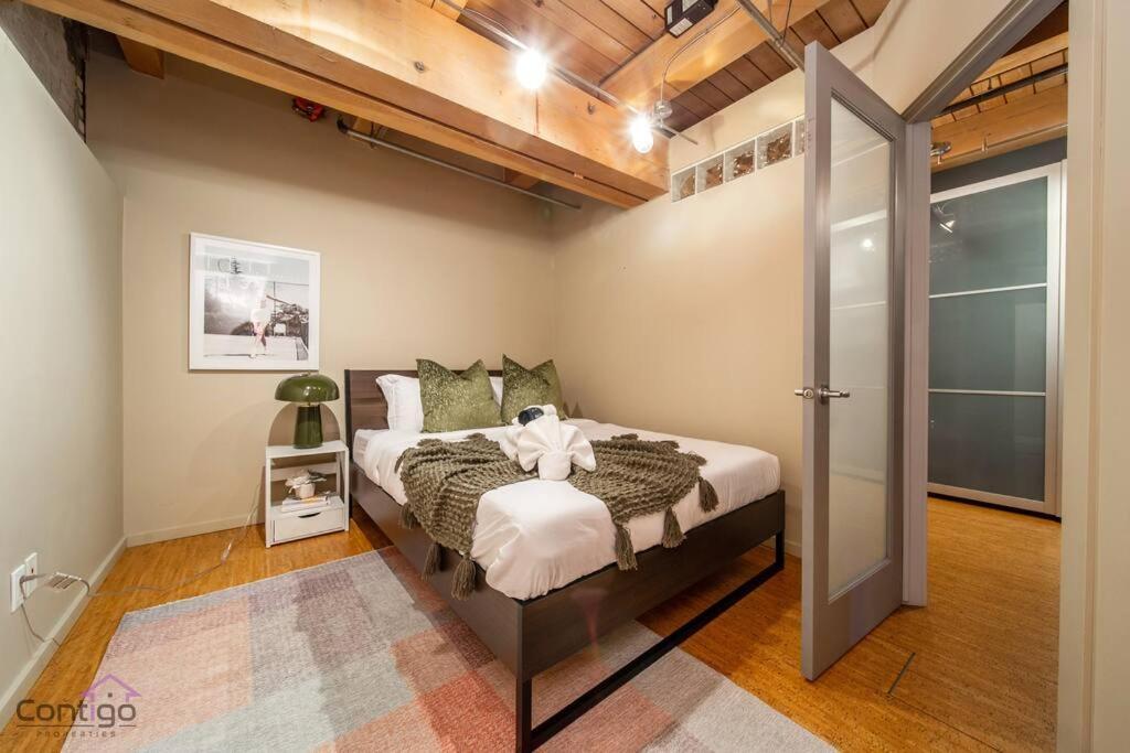 Historic Jd Loft, Near Ice District, Rogers Place, Ug Parking エドモントン エクステリア 写真